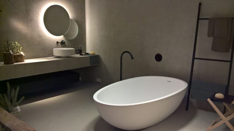 Bathroom with freestanding bath and Politura Microcement finish