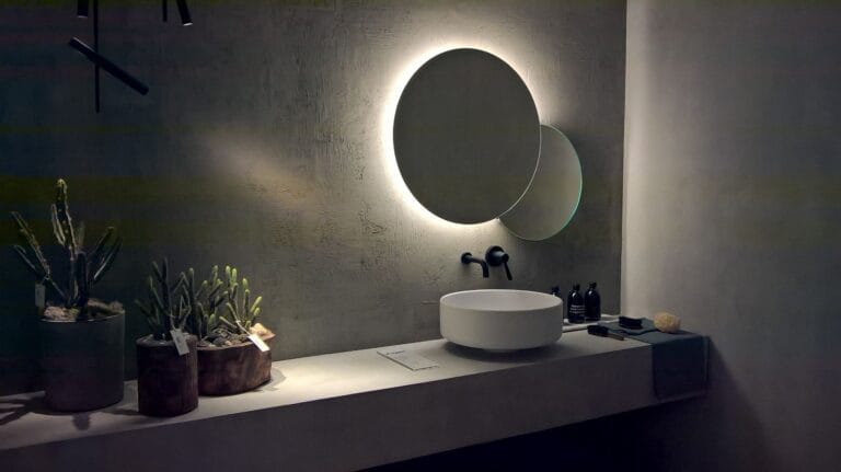 Bathroom worktop and wall in Politura Microcement with backlit mirror