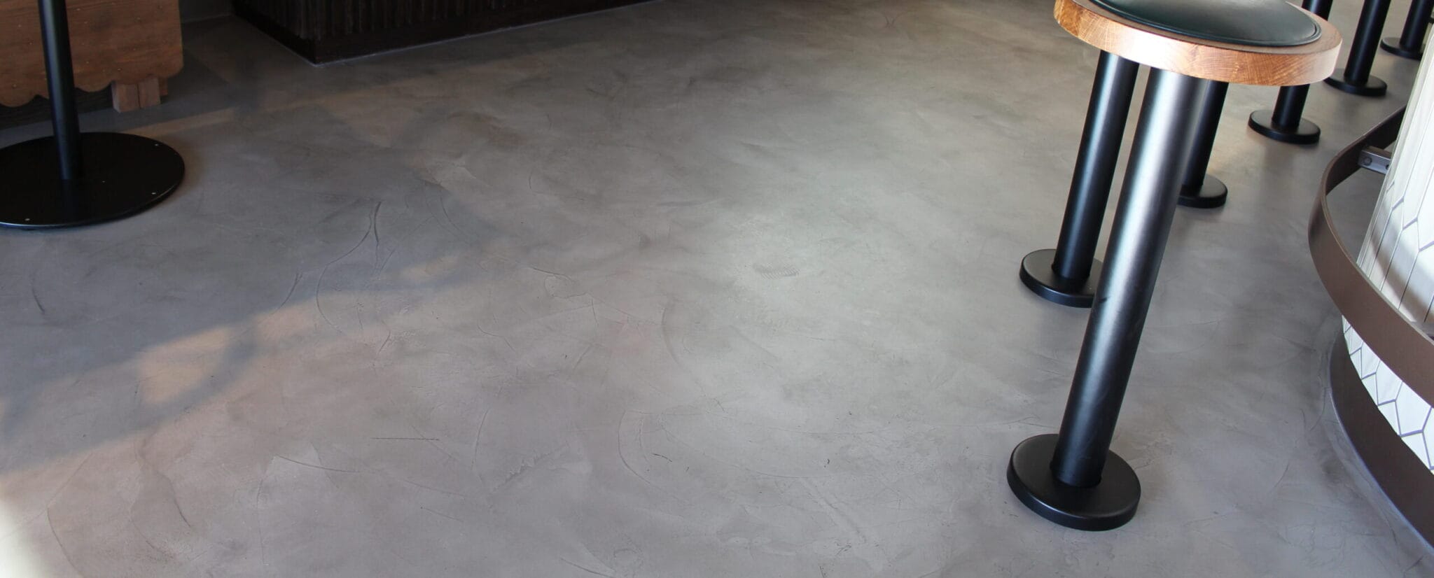 Cloudy-finish Politura microcement floor in the Kricket restaurant dining room