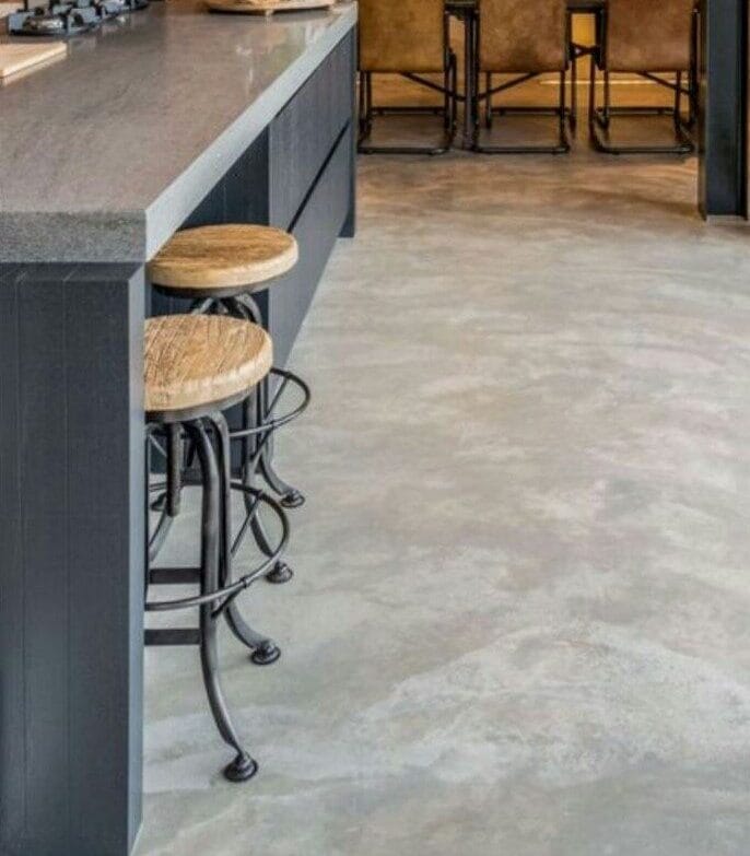 Kitchen-dining floor in Concrete Grey Politura Microcement with cloudy effect finish