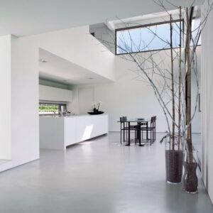 Errelab Spatolato microcement in white kitchen