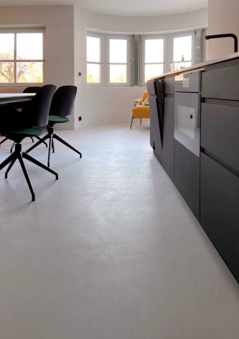 ErreLAB ErreFAST light neutral floor in contemporary office with black desk and modern furnishings