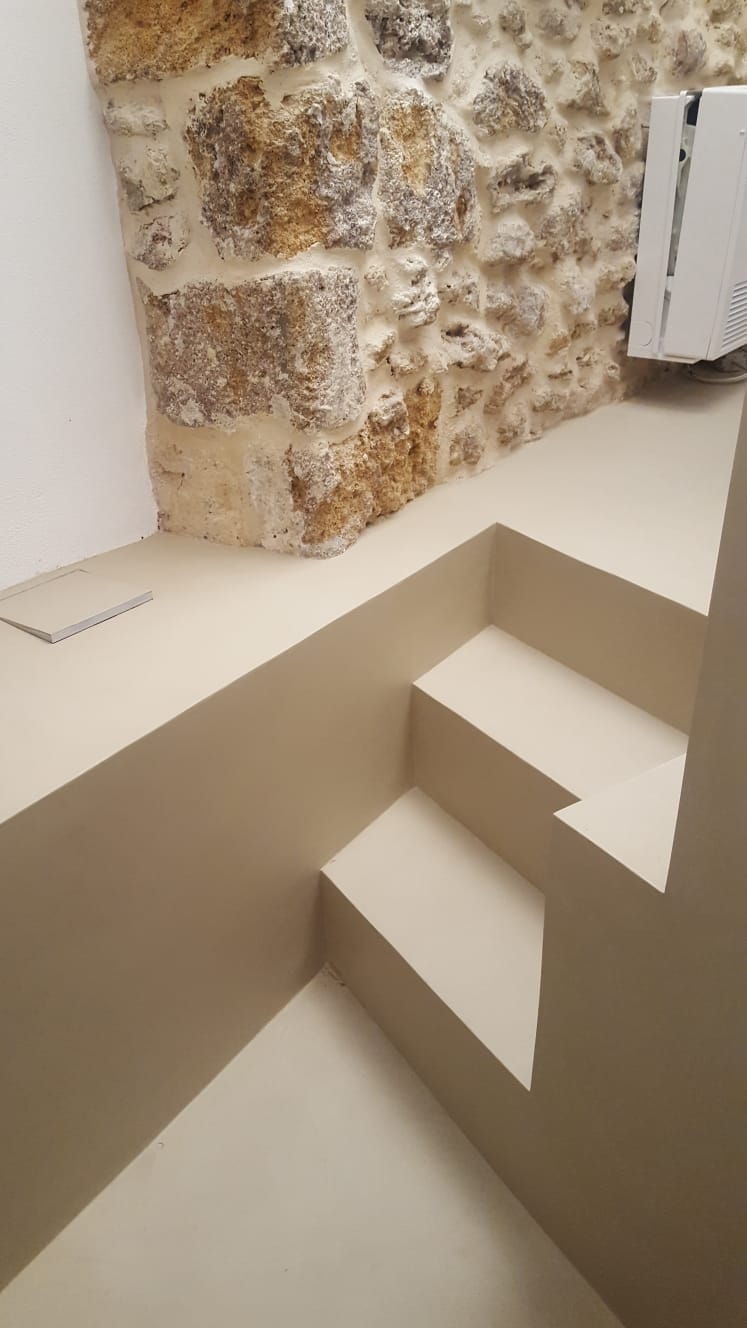 Geometric patterned ErreLAB Spatolato staircase finish in neutral tones creating visual interest