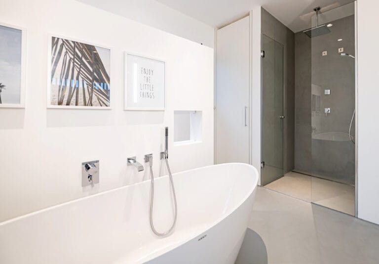 ErreLAB Spatolato finish applied to bathroom surfaces creating a textured, contemporary aesthetic