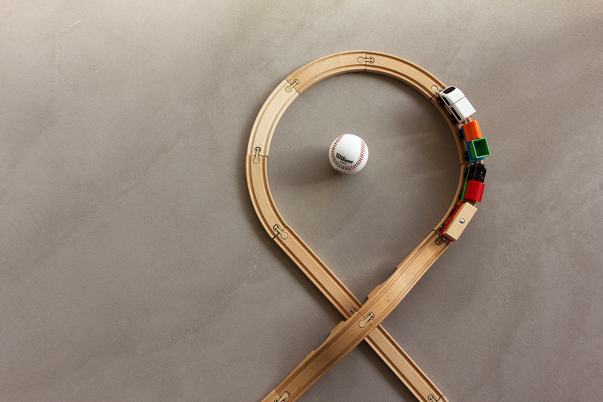 ErreLAB Basalto microcement effect on floor with a train set