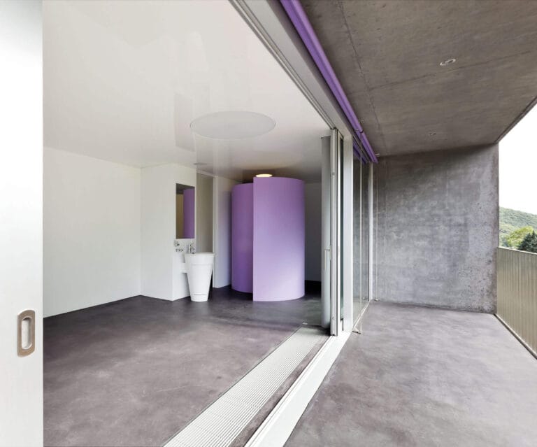 Exterior balcony with ErreLAB Spatolato Outdoor light-coloured floor and purple accent