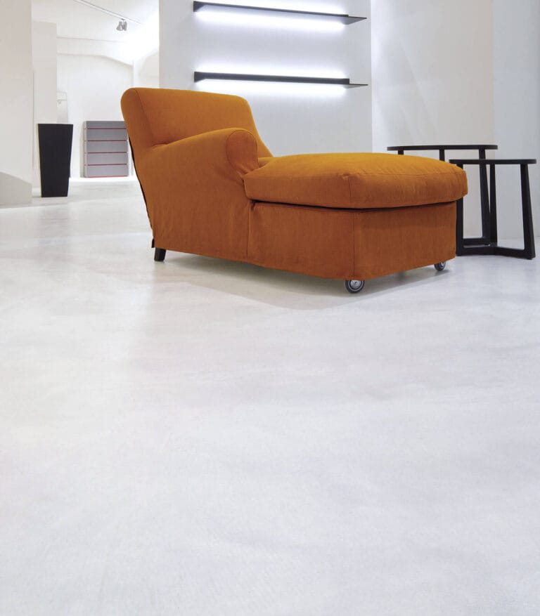 ErreLAB Spatolato white resin flooring in a bright modern commercial space with accent lighting