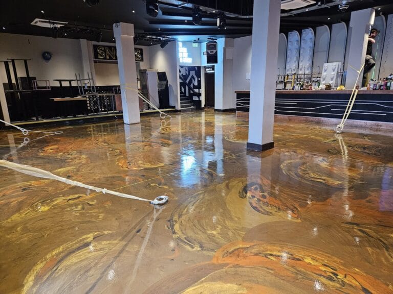 ErreLAB Decor Metallo night club floor installation with columns