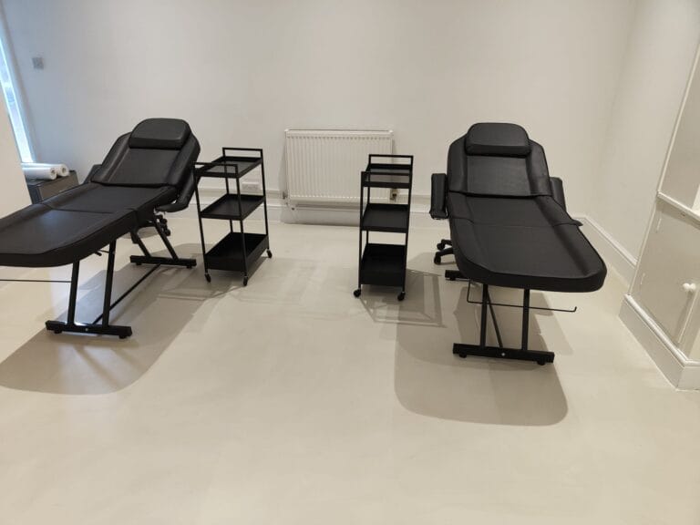 ErreLAB Spatolato finish on beauty parlour flooring with treatment equipment