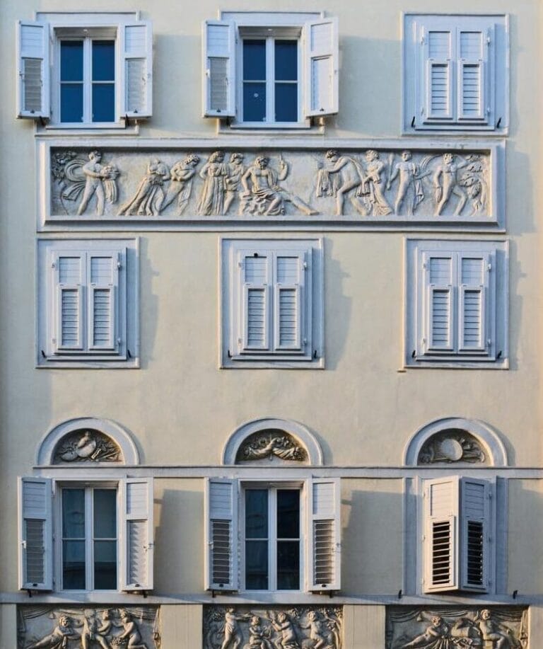 Classical yellow facade with Rialto Epoca Ottocento finish in colour 022 Callisto, showing fresco detailing