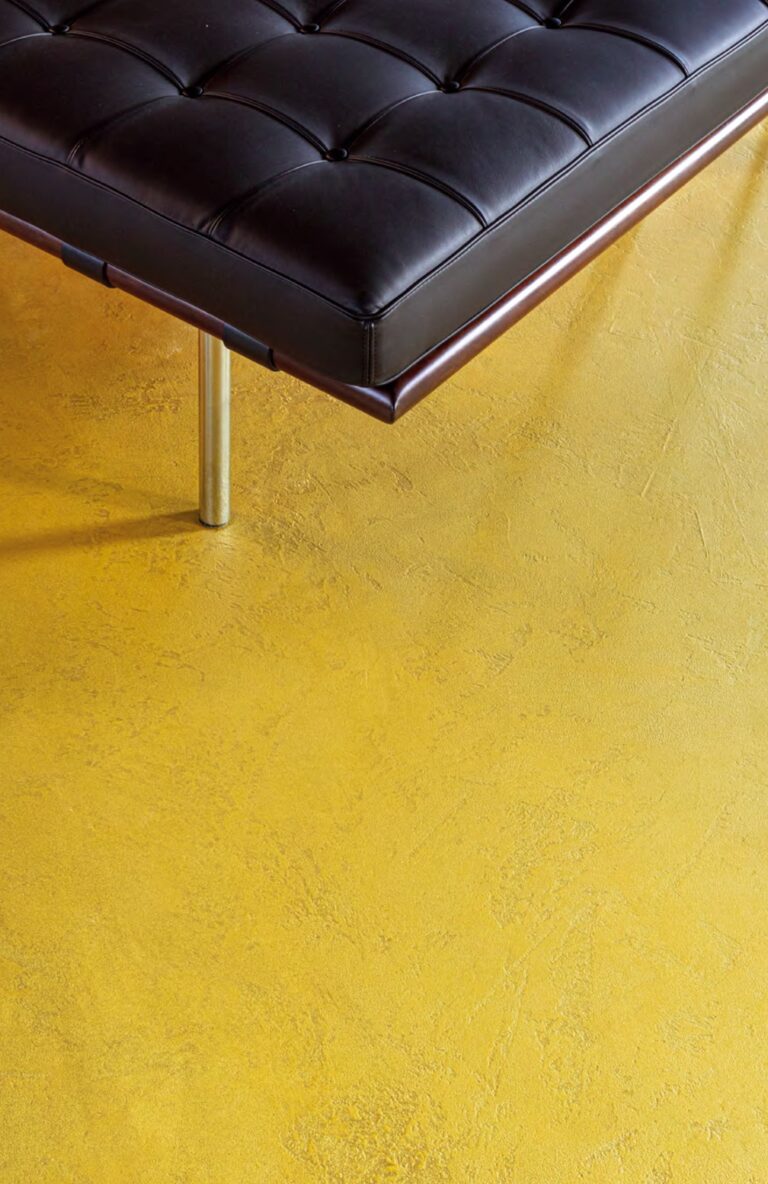 ErreLAB Metallo Continuo floor in gold with a black leather bench