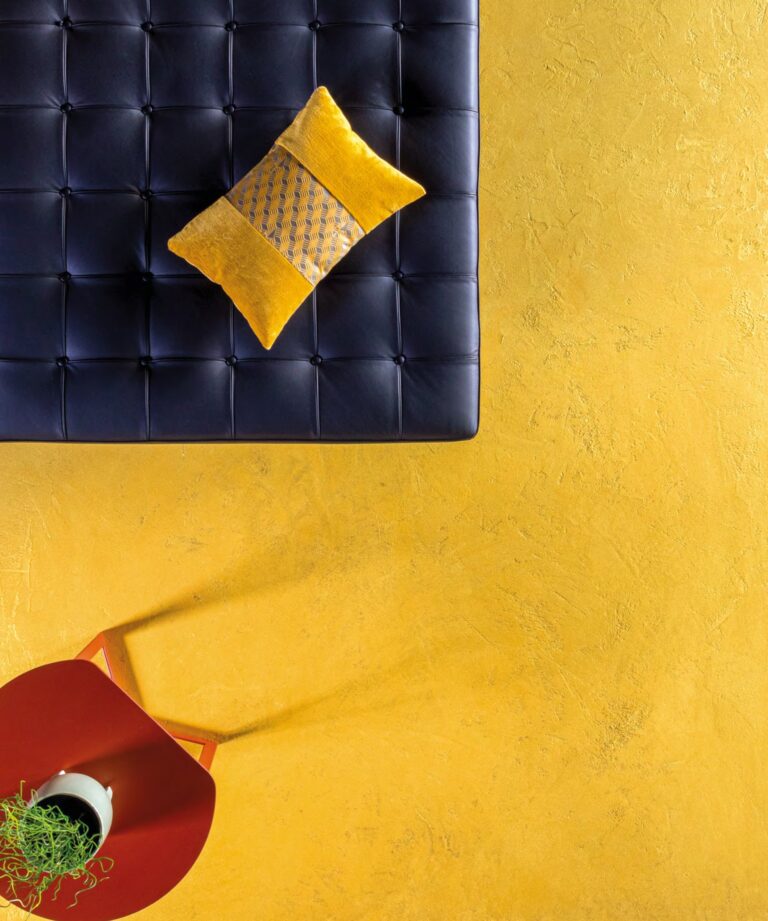 ErreLAB Metallo Continuo floor in gold with a leather ottoman and red chair